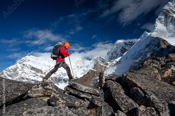 Fototapeta Turysta na trekkingu w Himalajach, dolinie Khumbu, Nepalu