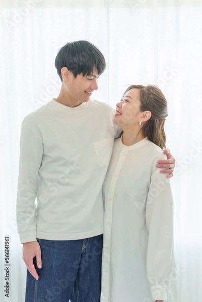 Obraz 肩を抱いて微笑み合うカップル