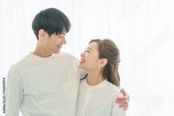 Obraz 肩を抱いて微笑み合うカップル