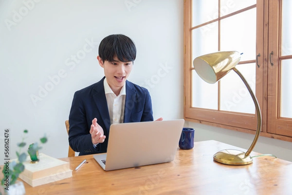 Obraz オンラインで説明する若いビジネスパーソン