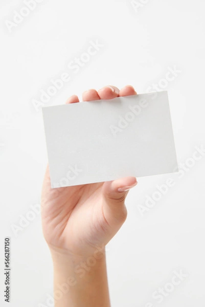 Obraz 명함 사이즈의 종이를 들고 있는 사람의 손. 글자를 적어 넣기 좋을 광고 편집이미지 소스
