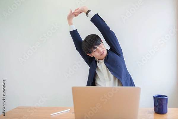 Obraz 伸びをするビジネスパーソン