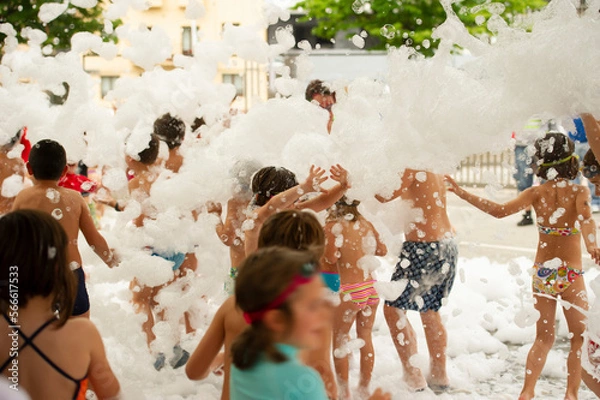Obraz Niños jugando en fiesta de espuma