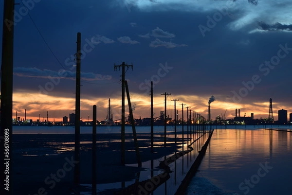 Fototapeta 夕暮れ時の江川海岸の海上電柱と対岸に望む工場群