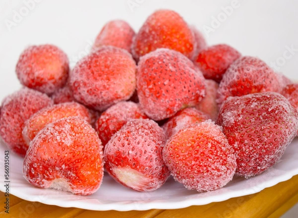 Obraz プレートに載せた冷凍いちご、冷凍苺、冷凍したイチゴ、冷凍フルーツ、冷凍野菜	