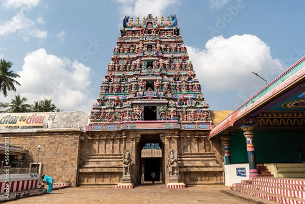Fototapeta The tall gopuram entrance tower of an ancient Hindu temple around the town of Kumbakonam in Tamil Nadu.