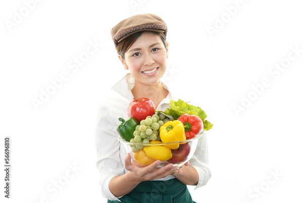 Fototapeta 野菜を持つ笑顔のウェイトレス