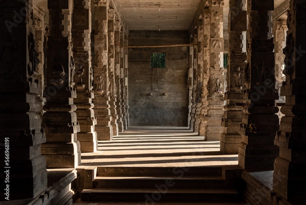 Obraz A pillared hall in an ancient Hindu temple in the town of Kumbakonam in Tamil Nadu.