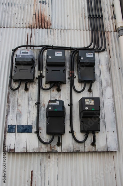 Fototapeta 日本の古風なビルの電気メーターの集団