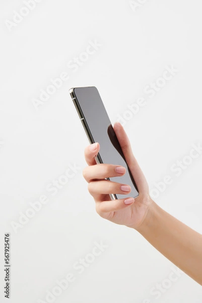 Obraz 휴대폰 화면을 보는 방향으로 들고 있는 여성의 손