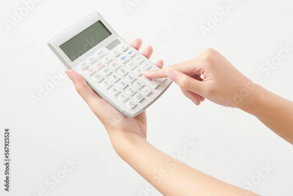 Obraz 계산기를 들고 사용하는 여성의 손, 경제 관련 이미지