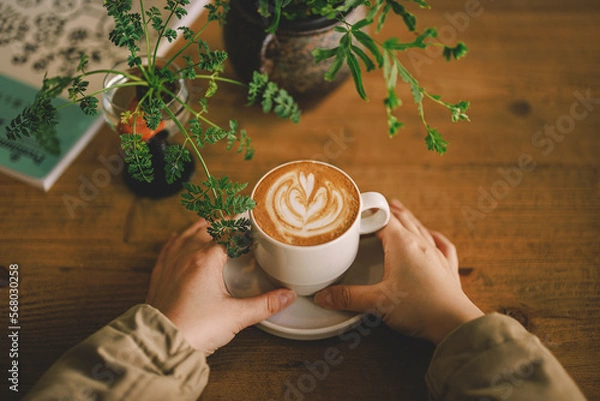 Obraz 카페에서 라떼를 마시며