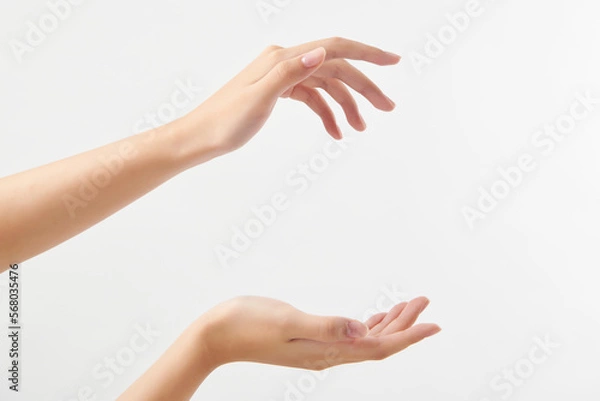 Obraz 두 손바닥 사이의 여백을 통해 원하는 제품을 편집하여 쓸 수 있는 젊은 여성의 손