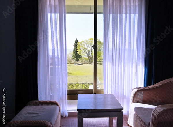 Obraz 木と芝生のある庭が見えるリビンクルーム