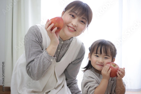 Obraz リンゴを持つ親子