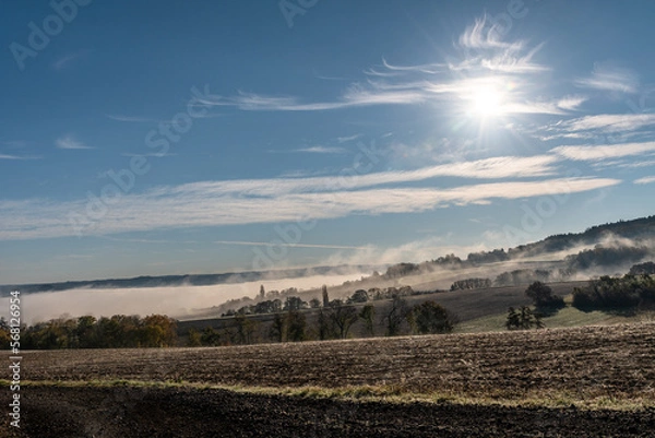 Fototapeta lever de soleil sur une vallée en Auvergne avec le brouillard formant une mer de nuages comme du coton par une matinée froide automnale