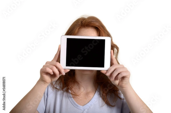 Obraz Hübsche rothaarige Frau hält Mini Tablet PC vors Gesicht