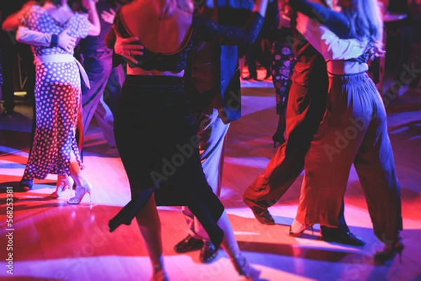 Fototapeta Pary tańczące tradycyjna latynoska argentyńska taniec tańca w sali balowej na festiwalu, Tango Studio, Salsa, Bachata i Kizomba Lekcja w czerwono -fioletowych światłach, próba w klasie tańca