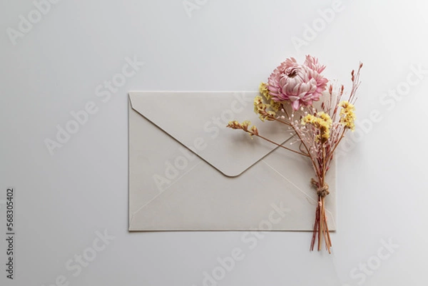 Obraz 白い封筒の上に置かれた、小さなドライフラワーの花束　余白　白