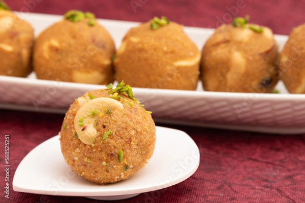 Obraz Indian Mithai Gud Churma Ke Laddu Or Choorma Ke Ladoo Is Made Of Whole Wheat Jada Gehun Ka Atta, Khus Khus, Gur, Jaggery, Kaju, Badam, Dry Fruits Roasted In Desi Ghee Or Clarified Butter