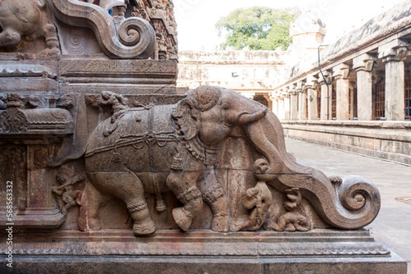 Fototapeta Elephant sculpture on the walls steps in Thanjavur temple