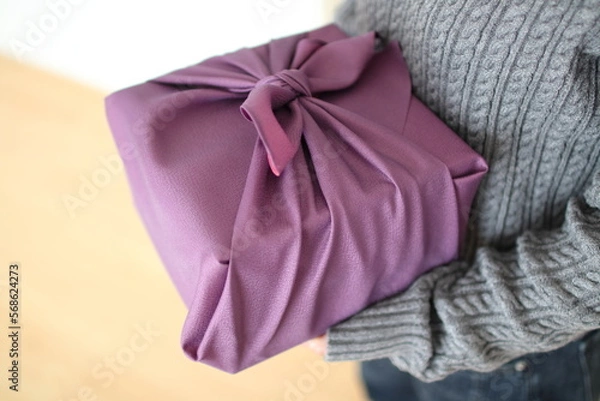 Obraz お歳暮もしくは手土産を持っている女性