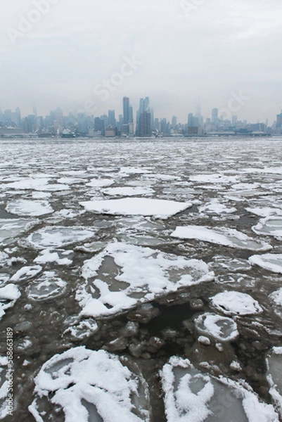 Obraz New York skyline and Hudson River freezing over in winter