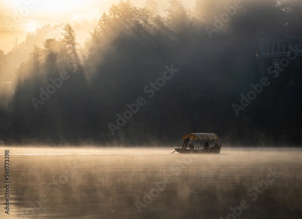 Obraz Bled o wschodzie słońca