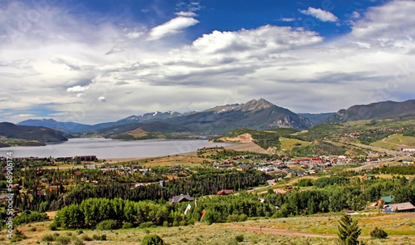 Fototapeta Panoramic view of Summit County, Colorado, with the towns of Dillon (left) and Silverthorne (right), Lake Dillon, and the Rocky Mountains' Tenmile Range 