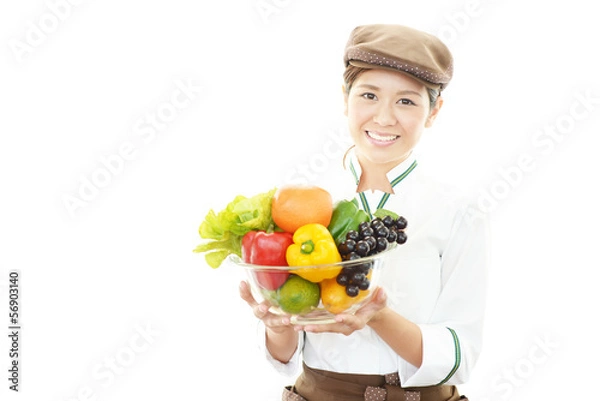Fototapeta 野菜を持つ笑顔のウェイトレス