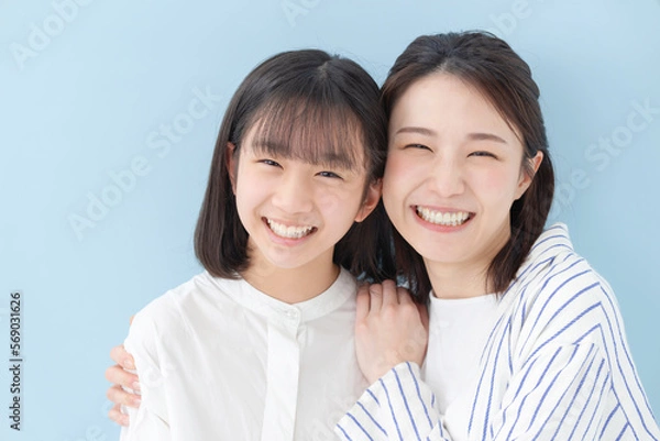 Fototapeta 親子・家族・2人・ブルーバック