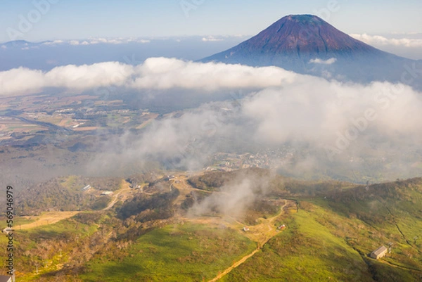 Obraz 北海道のニセコ上空から羊蹄山をパラグライダーから空撮