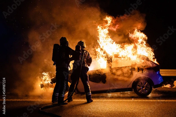 Obraz Feuerwehr löscht brennendes Auto