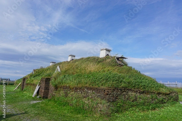 Obraz Newfoundland, Canada: Recreated Norse building at L’Anse aux Meadows (trans. Meadows Cove), the archeological site of a Norse settlement dating from 990 to 1050 CE.