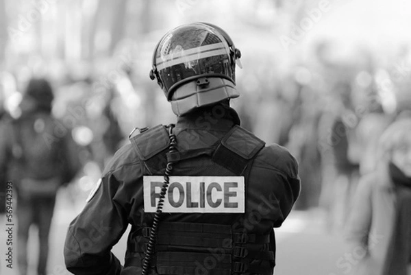 Fototapeta Policier observant les manifestants