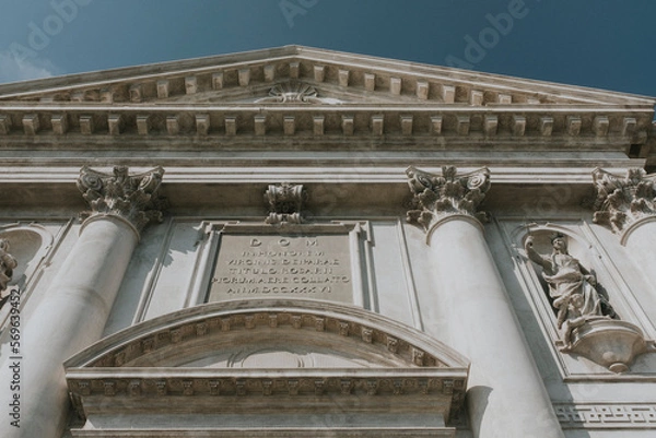 Obraz White sky, blue building