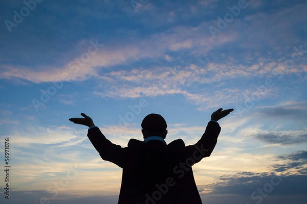 Obraz männliche Silhouette hebt die Hände zum Himmel
