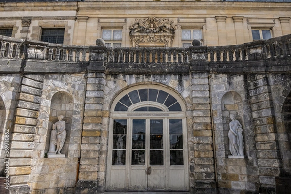 Fototapeta Fontainebleau Palace (XII century) architecture details. Fontainebleau Palace - old royal hunting castle, one of largest royal chateaux in France (55 km from Paris). Fontainebleau, France.