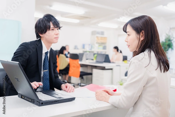 Fototapeta 窓口で対応する男性スタッフ