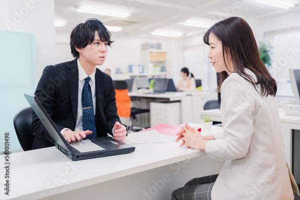 Fototapeta 窓口で対応する男性スタッフ