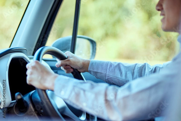 Fototapeta 車の運転をする若い日本人男性