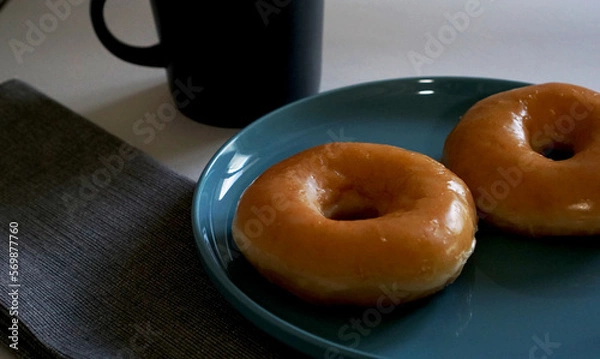 Obraz グレーズドドーナツとシックなマグカップ、ランチョマットのテーブルインテリア