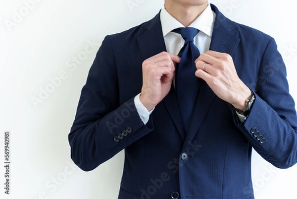 Obraz ネクタイを整えるビジネスマン