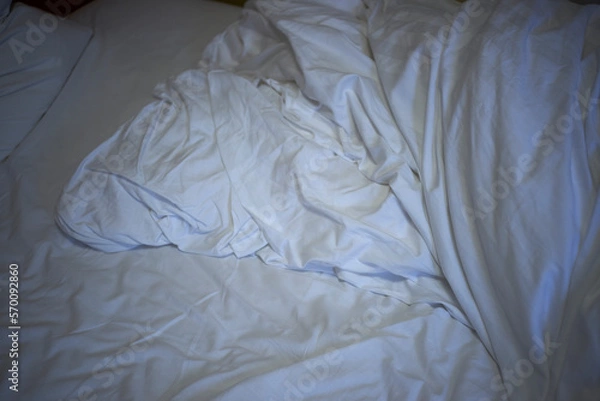 Obraz ベッド・シーツ・乱れ・布団・寝具・使用後