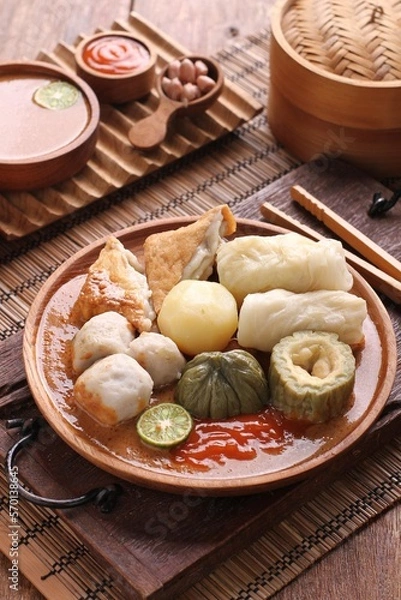 Fototapeta Siomay or Somay is a typical West Javanese food made from fish, vegetables, potatoes steamed and served with peanut sauce, sauce and soy sauce