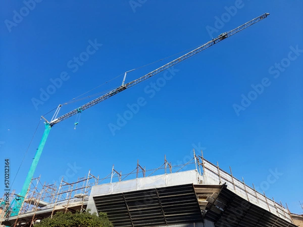 Fototapeta Gru nel cantiere edile in una giornata invernale