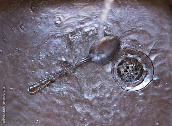 Fototapeta drops of water on a spoon