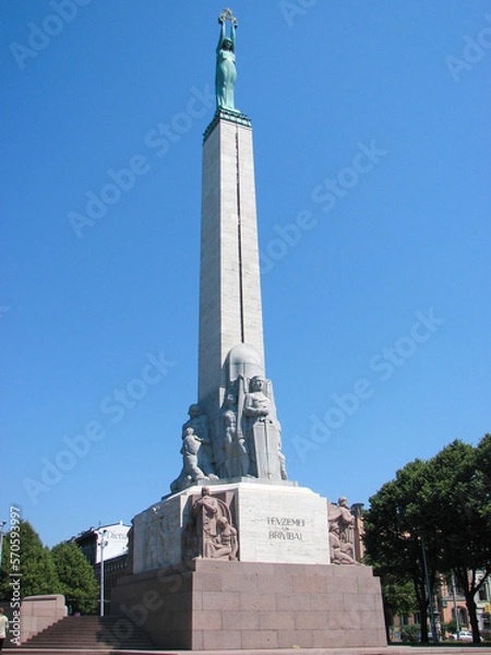 Fototapeta Riga, Latvia - The Freedom Monument, which honours soldiers killed during the Latvian War of Independence (1918–1920). It is considered an important symbol of freedom and independence.