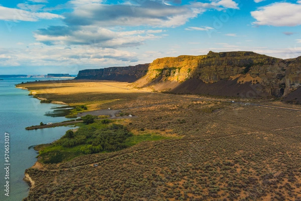 Obraz Unbelievable landscape - brown cliffs, highway, blue ocean. Amazing nature. Coulee Corridor National Scenic Byway, Eastern Washington