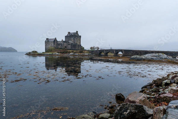 Fototapeta Eilean donan castle auf dem Weg zur Isle of Skye in typischem Regenwetter und Nebel. 